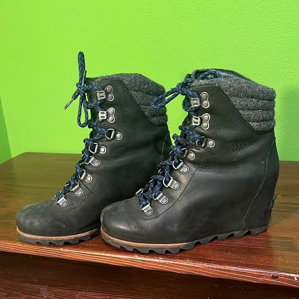 Sorel Conquest leather hidden wedge boot
